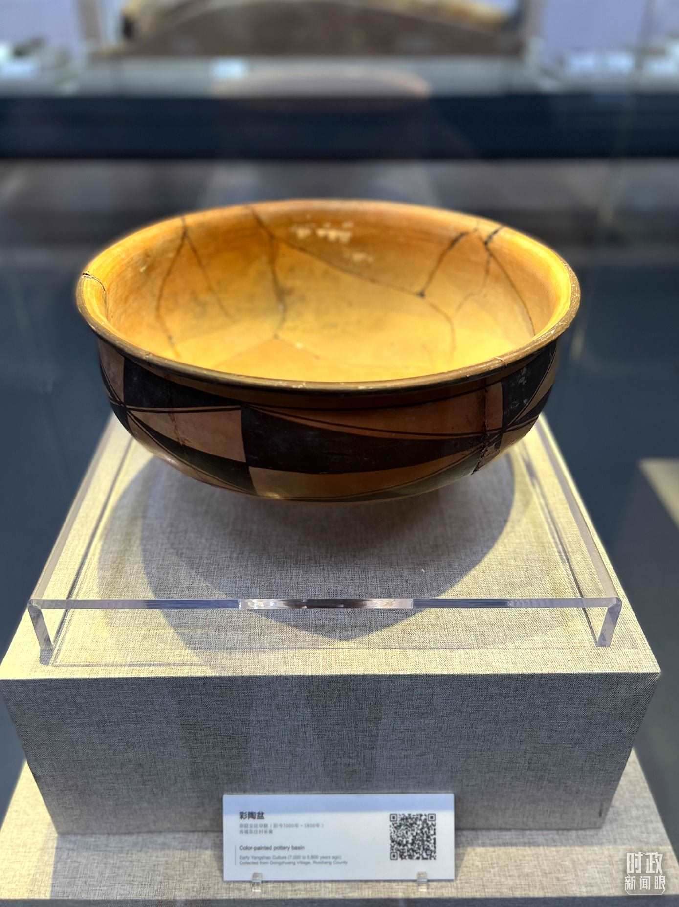 △運(yùn)城博物館內(nèi)展出的仰韶文化早期的彩陶盆。（總臺(tái)央視記者邢彬拍攝）