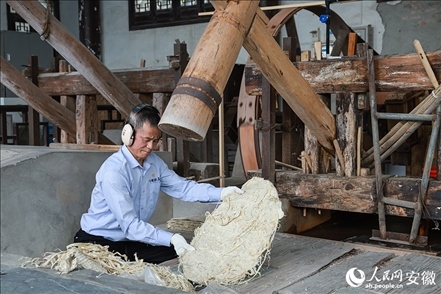 宣紙制作工藝——制簾。人民網(wǎng)記者 張俊攝