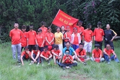 項(xiàng)目辦開展活動(dòng)合影，喬海云（后排中，黑衣）和張?jiān)氯纾ê笈庞乙唬? referrerpolicy=