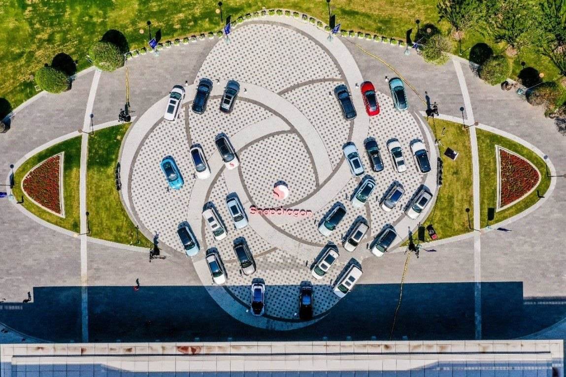 峰會戶外整車展示區(qū)俯瞰圖。（受訪者供圖）