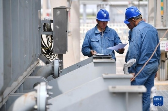 5月27日，電力工人在工程現(xiàn)場進(jìn)行檢修作業(yè)。