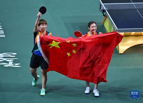 5月27日，陳夢（右）/王藝迪慶祝勝利。當(dāng)日，在南非德班進行的2023年世界乒乓球錦標(biāo)賽女子雙打決賽中，中國選手陳夢/王藝迪以3比0戰(zhàn)勝韓國選手田志希/申裕斌，奪得冠軍。新華社記者 陶希夷攝
