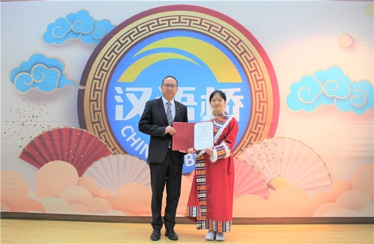 中國銀行首爾分行行長周建軍為大學生組冠軍頒獎并頒發(fā)就業(yè)證書。首爾孔子學院供圖