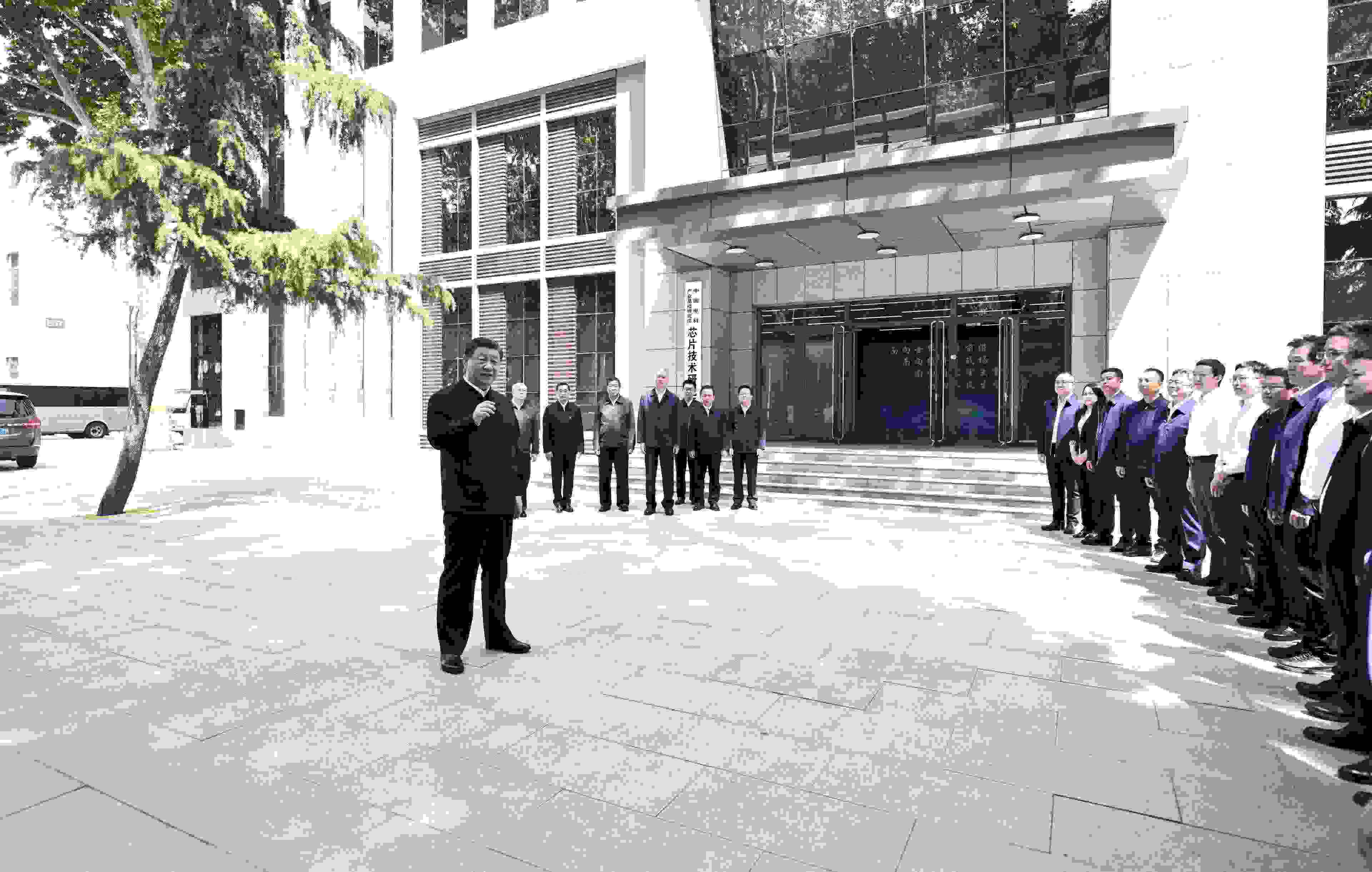 △2023年5月12日，習(xí)近平總書記在中國電科產(chǎn)業(yè)基礎(chǔ)研究院同科技工作者交流。