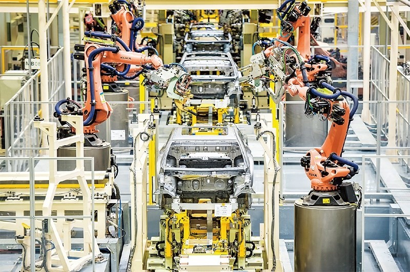 發(fā)展新能源汽車是我國從汽車大國邁向汽車強國的必由之路。2022年中國新能源汽車產(chǎn)銷分別實現(xiàn)705.8萬輛和688.7萬輛，連續(xù)8年位居世界第一。圖為廣汽埃安第一智造中心焊裝車間正在熱火朝天地生產(chǎn)。 廣汽埃安新能源汽車股份有限公司供圖