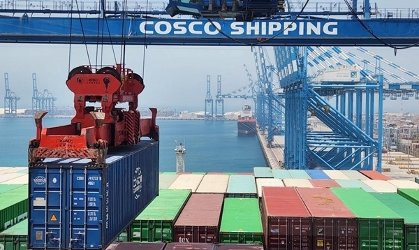 圖為“東方西班牙”輪在裝載貨物。人民網(wǎng)記者 管克江 攝