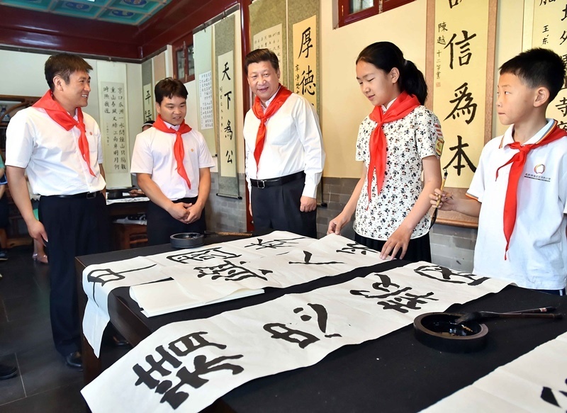 2014年5月30日，習(xí)近平總書記來到北京市海淀區(qū)民族小學(xué)，參加慶?！傲弧眹?guó)際兒童節(jié)活動(dòng)。