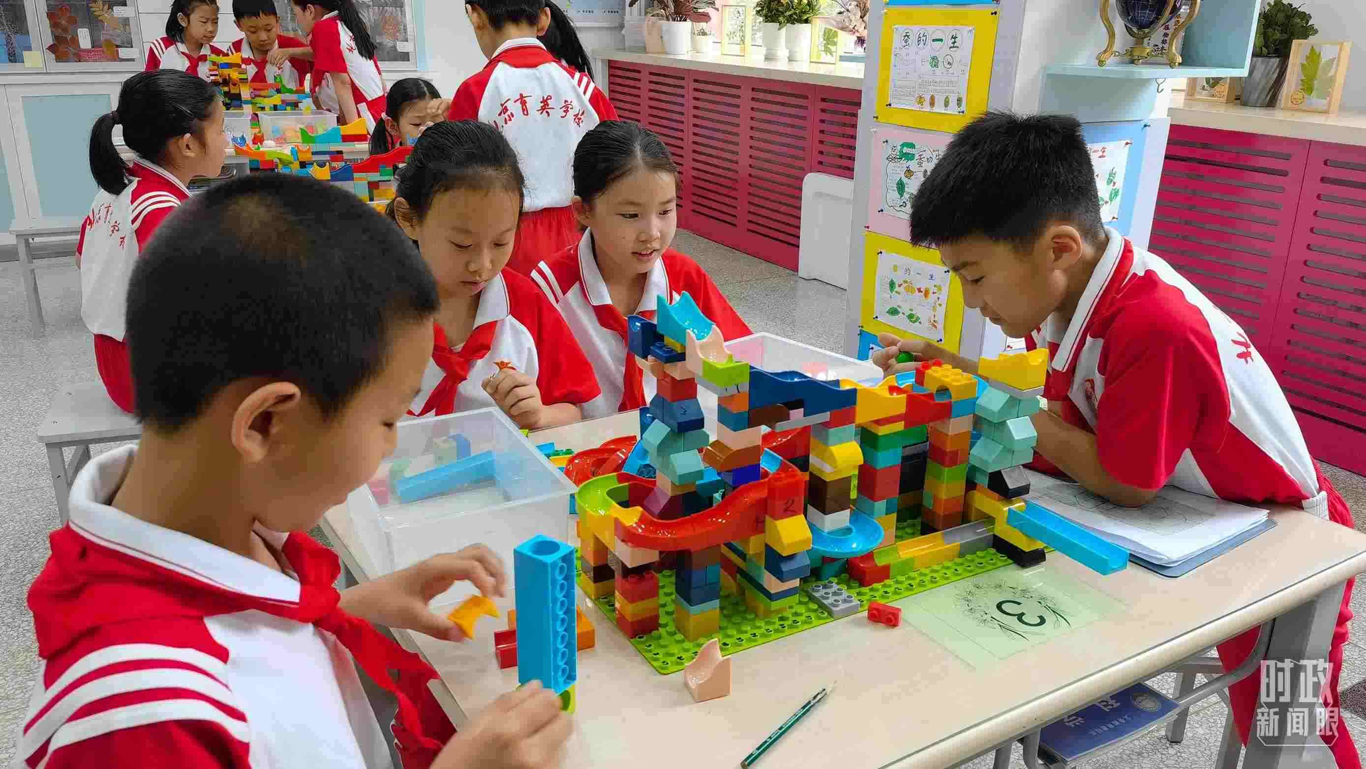 △正在搭建過山車模型的學生們。（總臺央視記者石丞拍攝）