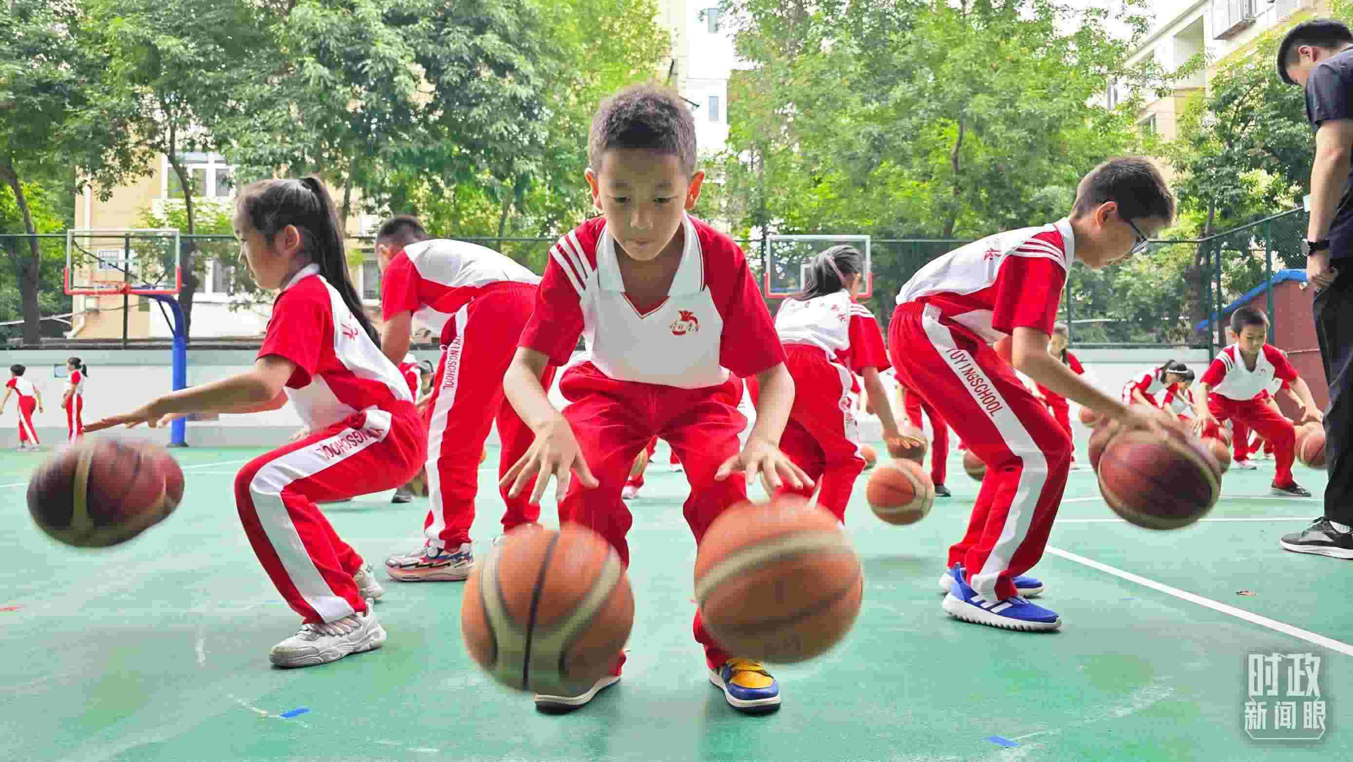 △學生正在打籃球。（總臺央視記者彭漢明拍攝）