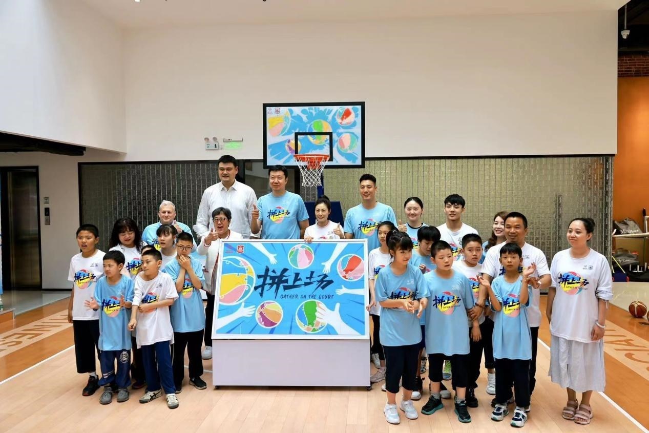 嘉賓與特奧小運(yùn)動(dòng)員在活動(dòng)結(jié)束后合影。人民網(wǎng)記者 郝帥攝