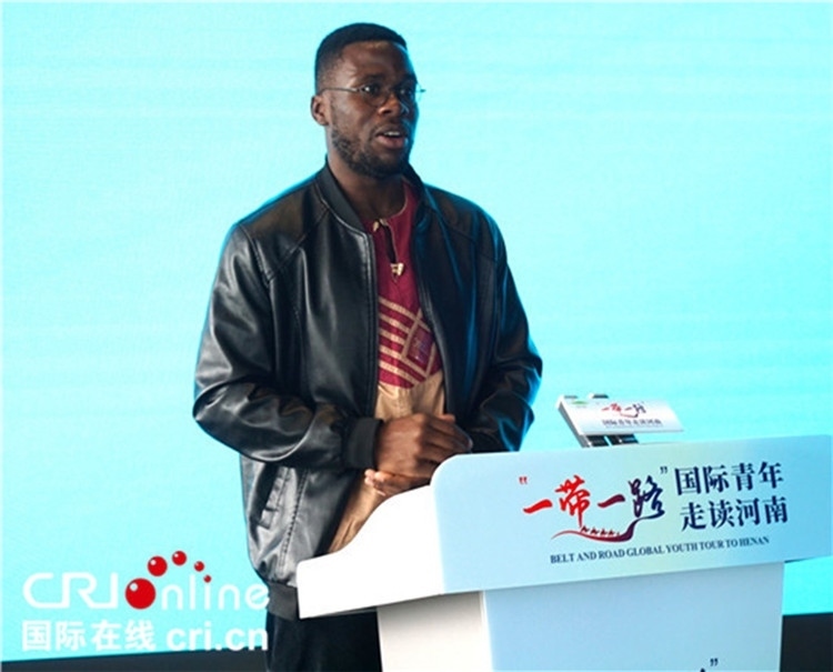 國際青年代表奕曉龍發(fā)言。賈親親 攝