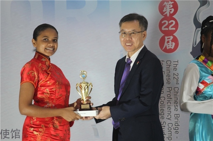 陳錫來參贊為獲獎(jiǎng)選手頒發(fā)二等獎(jiǎng)。圭亞那大學(xué)孔子學(xué)院供圖