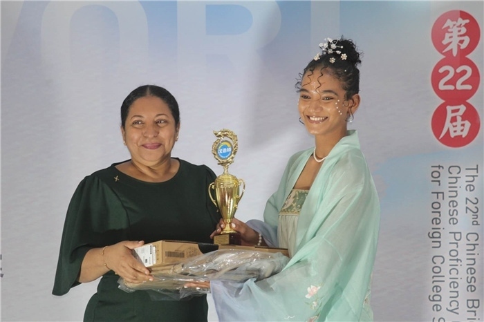 圭亞那大學(xué)校長(zhǎng)默罕默德為獲獎(jiǎng)選手頒發(fā)一等獎(jiǎng)。圭亞那大學(xué)孔子學(xué)院供圖