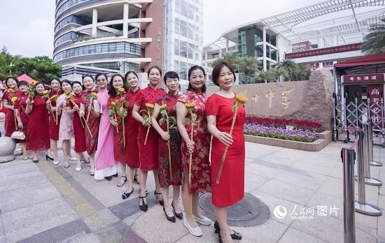 6月7日一早，廈門雙十中學(xué)考生家長們身穿旗袍，手拿向日葵在考場(chǎng)外為孩子加油打氣，寓意“旗開得勝，一舉奪魁”。人民網(wǎng)記者 陳博攝