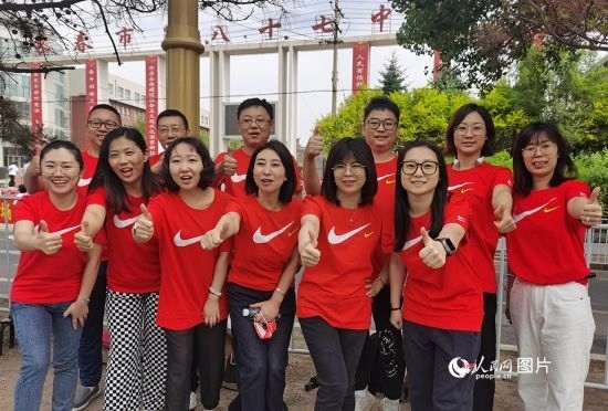6月7日一早，陽光明媚，天氣涼爽，在長春市第八十七中學(xué)，考生們正陸續(xù)進(jìn)入考場(chǎng)。親友團(tuán)為參加高考的學(xué)子們加油鼓勁。人民網(wǎng)記者 王帝元攝