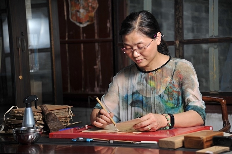 天一閣古籍修復(fù)師工作場(chǎng)景。天一閣博物院供圖