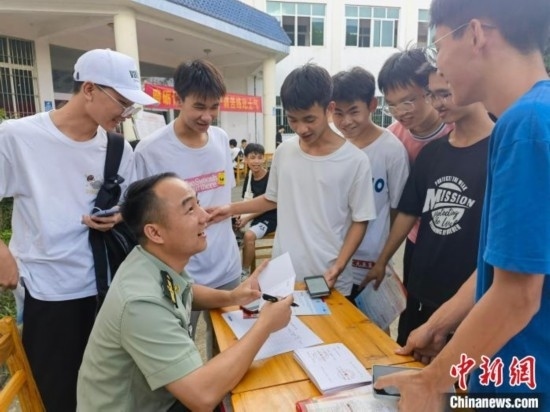 專武干部在講解相關政策。韋碩 攝