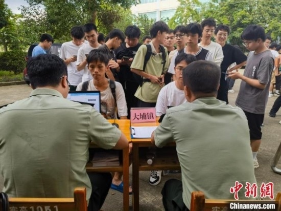 專武干部在發(fā)放兵役登記證。韋碩 攝