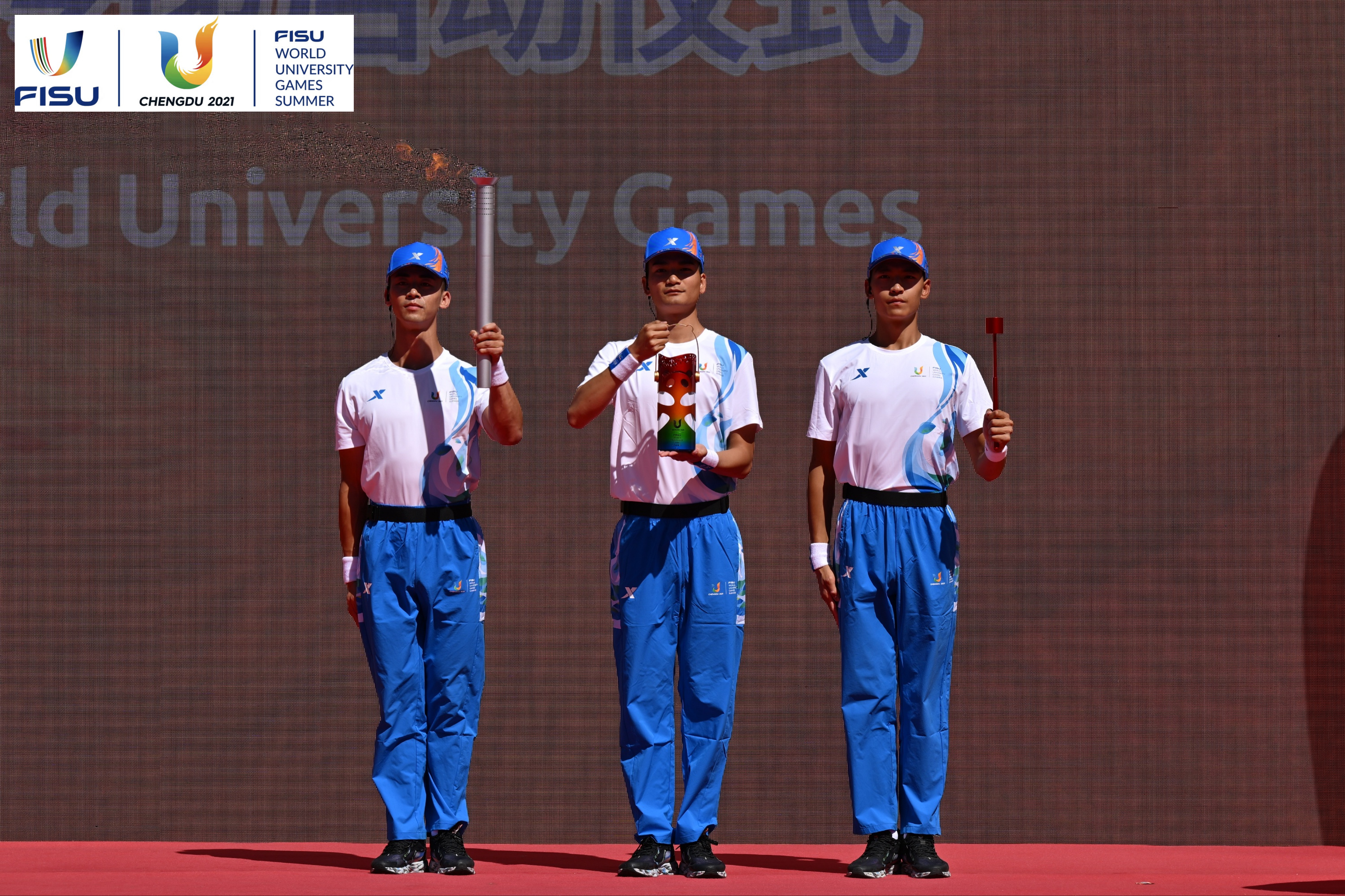 成都大運(yùn)會(huì)火種護(hù)衛(wèi)隊(duì)點(diǎn)燃大運(yùn)火炬。 圖片來源：成都大運(yùn)會(huì)執(zhí)委會(huì)供圖