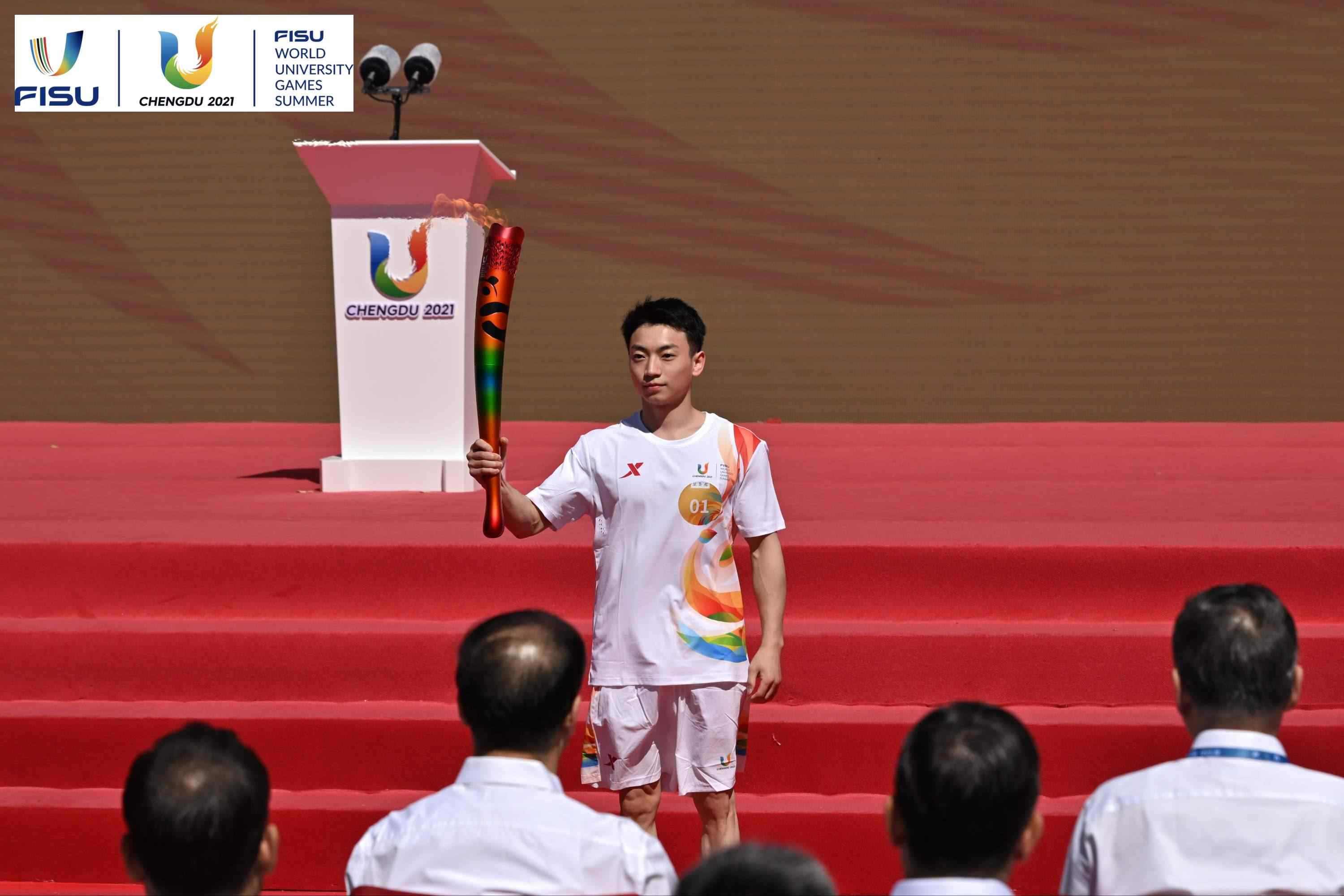 成都大運(yùn)會(huì)火炬手、奧運(yùn)冠軍鄒敬園高舉火炬。 圖片來源：成都大運(yùn)會(huì)執(zhí)委會(huì)供圖