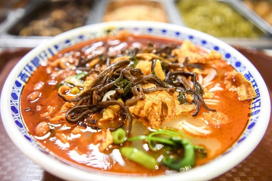 這是廣西柳州市街邊一家螺螄粉店制作的螺螄粉。新華社記者 曹祎銘 攝