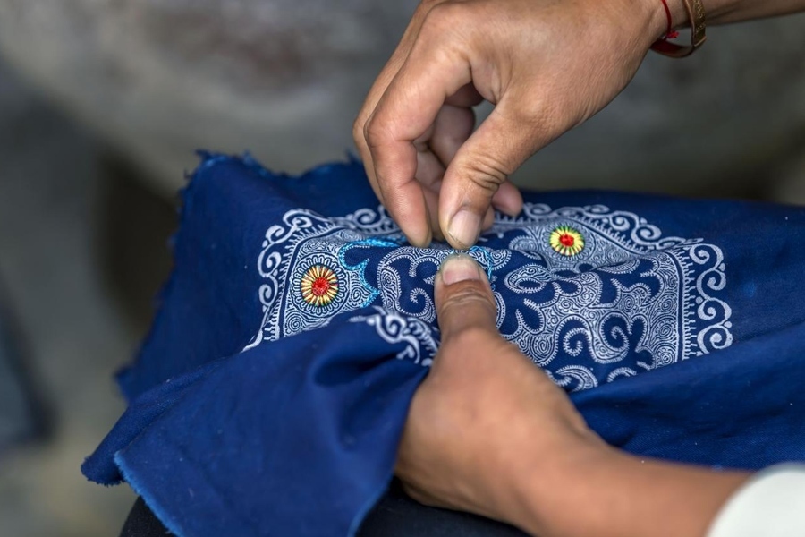 在貴州省黔西市新仁苗族鄉(xiāng)化屋村，村民在制作苗繡。新華社記者 范暉 攝