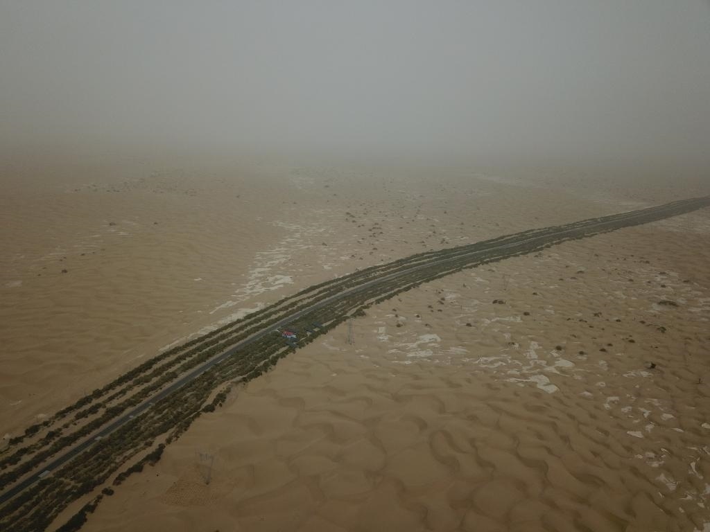 這是2019年8月12日拍攝的塔里木沙漠公路兩側(cè)的綠色屏障（無人機(jī)照片）。新華社記者宿傳義攝