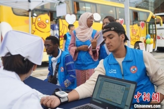 6月13日，在第20個世界獻血者日前夕，20名在贛留學生組團前往血站獻血。吳迪 攝