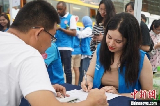 6月13日，在第20個世界獻血者日前夕，20名在贛留學生組團前往血站獻血。吳迪 攝