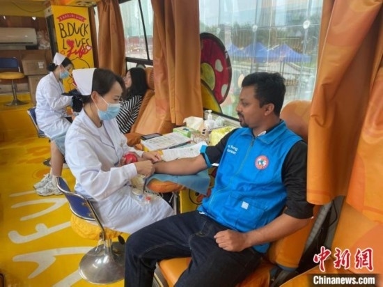 6月13日，在第20個世界獻血者日前夕，20名在贛留學生組團前往血站獻血。吳迪 攝