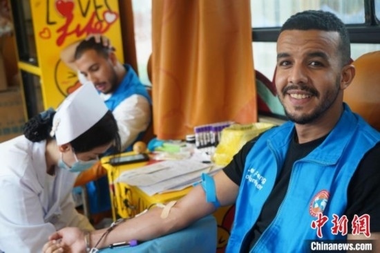 6月13日，在第20個世界獻血者日前夕，20名在贛留學生組團前往血站獻血。吳迪 攝