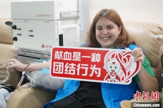 6月13日，在第20個世界獻血者日前夕，20名在贛留學生組團前往血站獻血。吳迪 攝