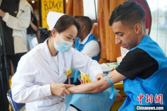 6月13日，在第20個世界獻血者日前夕，20名在贛留學生組團前往血站獻血。吳迪 攝