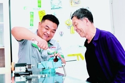 上流佳苑社區(qū)便民服務(wù)中心維修師傅李磊為社區(qū)居民提供服務(wù)。資料圖片