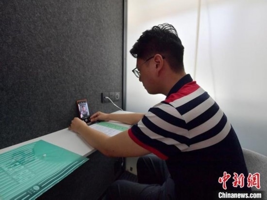 學(xué)生通過“云面試空間”進(jìn)行求職面試。劉棟 攝