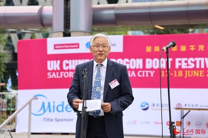 曼徹斯特新華聯(lián)誼會(huì)會(huì)長(zhǎng)楊漢新在活動(dòng)上發(fā)言。人民網(wǎng)記者 邢雪攝