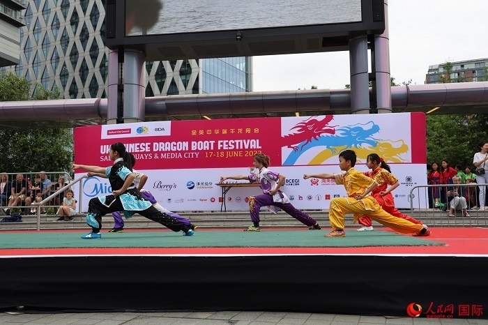 中華武術(shù)表演吸引了眾多英國(guó)觀眾。人民網(wǎng)記者 邢雪攝