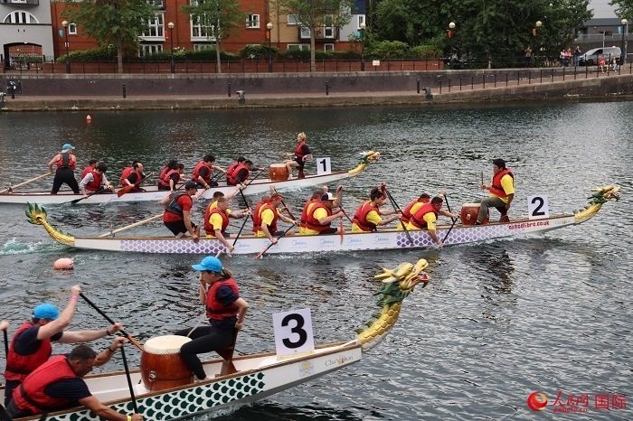 2023全英中華端午龍舟會(huì)比賽現(xiàn)場(chǎng)，幾支隊(duì)伍你追我趕。人民網(wǎng)記者 邢雪攝