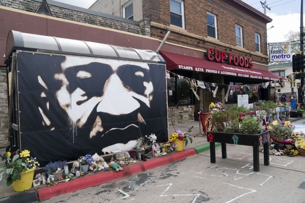 這是2022年5月22日在美國(guó)明尼蘇達(dá)州明尼阿波利斯市拍攝的弗洛伊德廣場(chǎng)。新華社記者劉杰攝