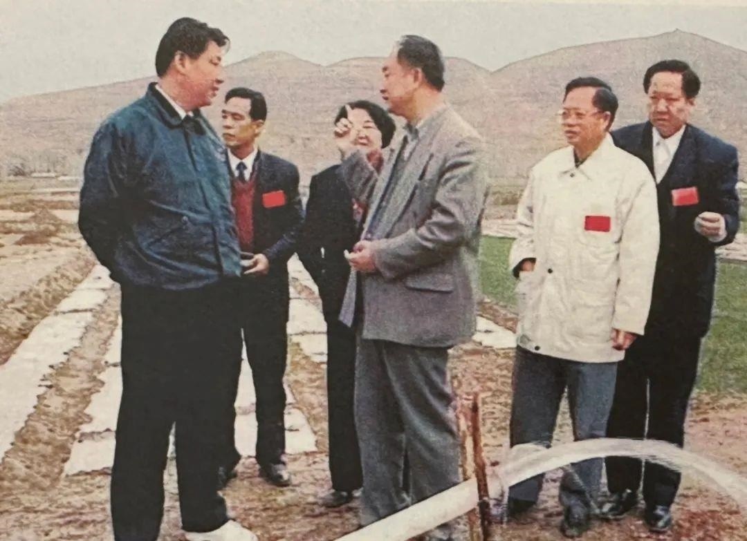 △1997年4月20日，習近平在寧夏固原市隆德縣調(diào)研。