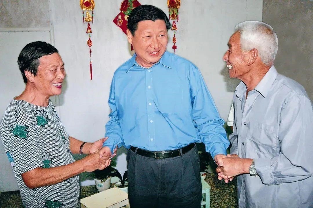 △2006年9月21日，習近平在浙江省舟山市普陀區(qū)東極鎮(zhèn)看望當?shù)貪O民。