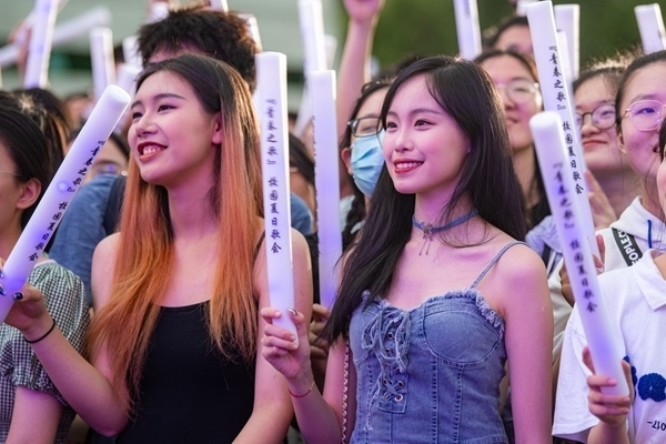 場(chǎng)下觀眾十分熱情。人民網(wǎng)記者 翁奇羽攝