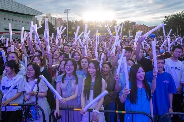 場(chǎng)下觀眾十分熱情。人民網(wǎng)記者 翁奇羽攝