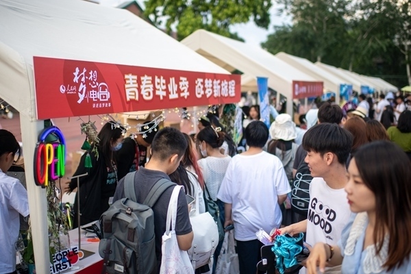 市集現(xiàn)場(chǎng)。人民網(wǎng)記者 翁奇羽攝