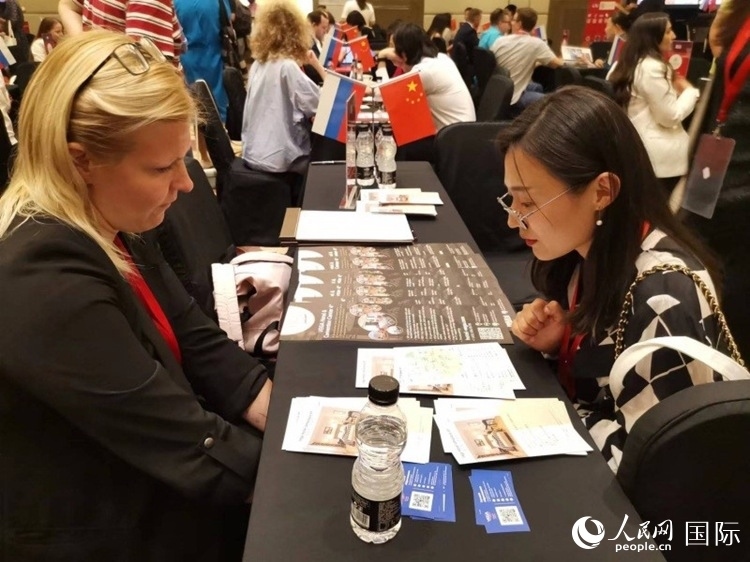 中俄旅游行業(yè)代表在北京路演活動現(xiàn)場面對面溝通。人民網(wǎng)記者 楊倩攝