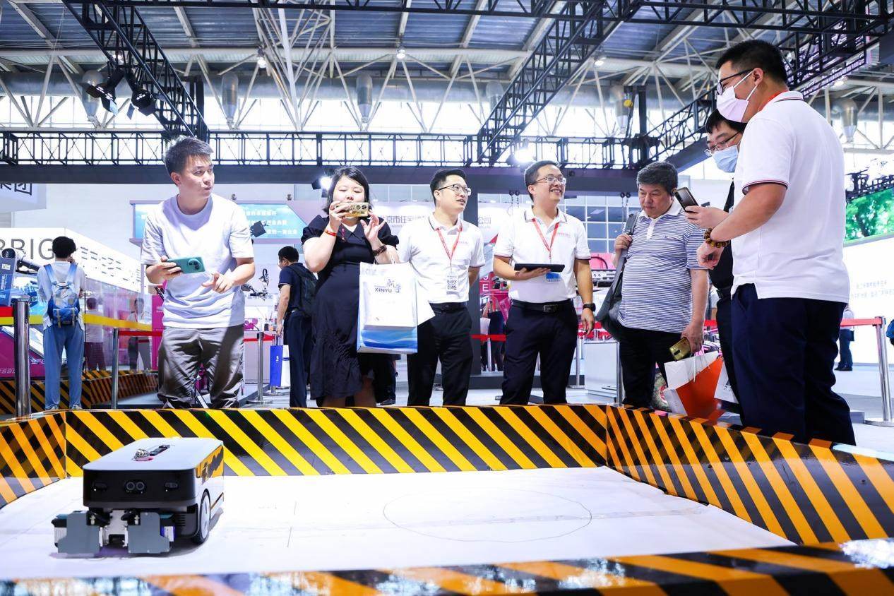 講解員向觀眾介紹智能劃線機(jī)器人。來(lái)源：受訪方供圖