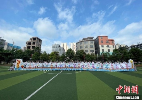 圖為學(xué)生們展示剛完成的長(zhǎng)卷。 興業(yè)縣融媒體中心供圖