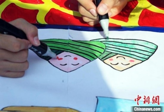 圖為長(zhǎng)卷繪畫(huà)現(xiàn)場(chǎng)。 興業(yè)縣融媒體中心供圖