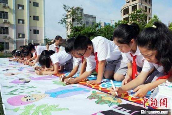 圖為學(xué)生們用手中畫(huà)筆在進(jìn)行創(chuàng)作。 興業(yè)縣融媒體中心供圖