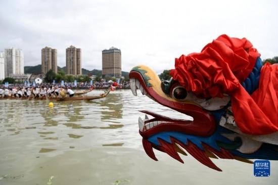 6月23日，在貴州省黔東南苗族侗族自治州施秉縣舉行的獨(dú)木龍舟節(jié)上，獨(dú)木龍舟進(jìn)行比賽。